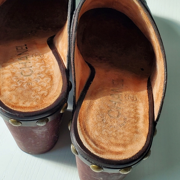 CHANEL CC Logo Vtg. Brown Platform Clogs Brass Accent Flawless On Trend Rare - Picture 8 of 14